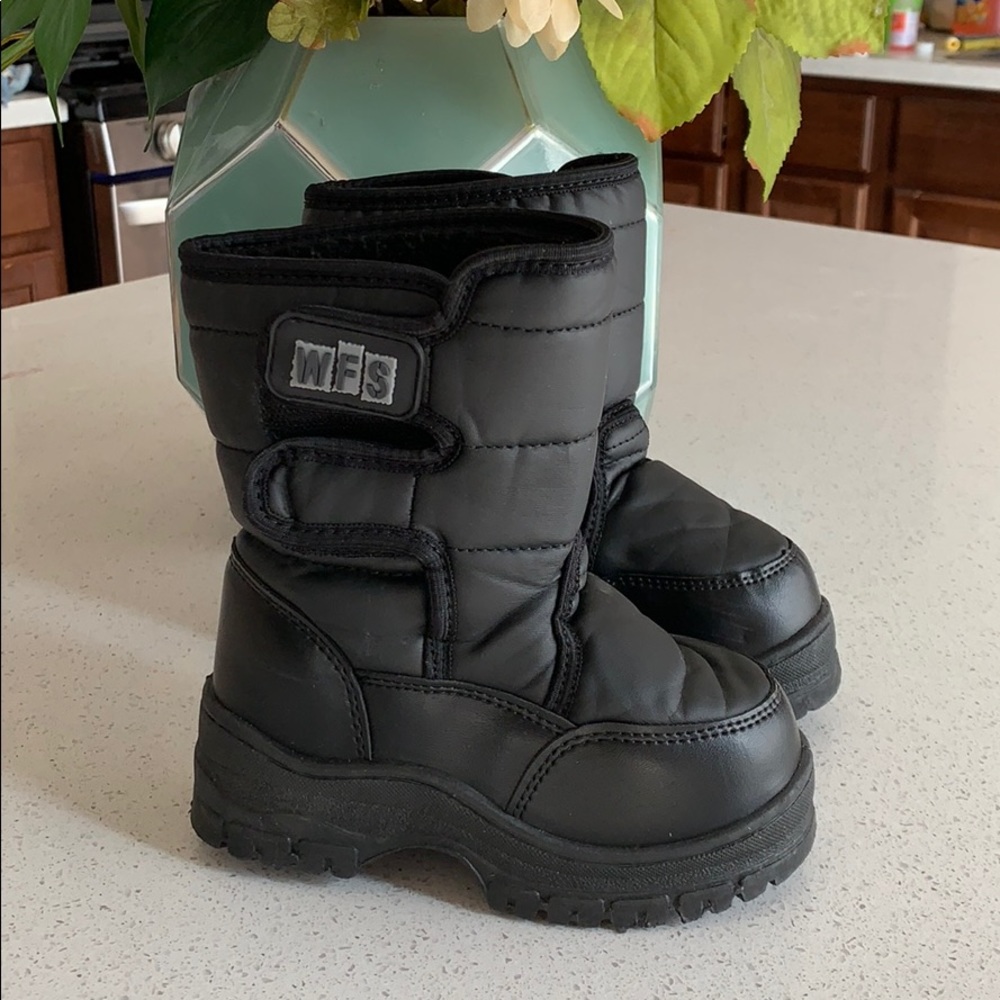 Kids snow boots size 9 (little boys) - Picture 1 of 4